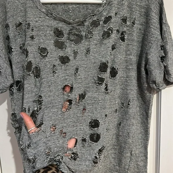 Lightly used. Emma and sam vintage t shirt size small - Picture 3 of 4